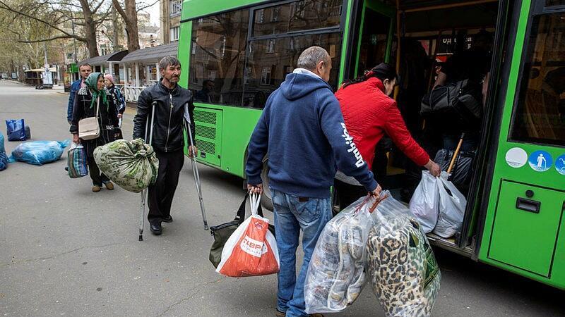 צילום: עמית שאבי תושבי מיקולאייב מתפנים באוטובוסים לאודסה