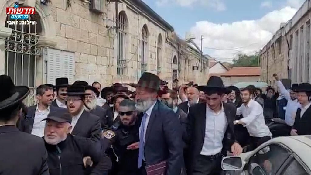 צילום: זאבי וידבסקי - חדשות כל העולם תיעוד: חרדים תוקפים את אריה דרעי על רקע שיתוף הפעולה שלו עם מדינת ישראל