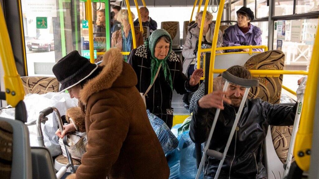 צילום: עמית שאבי תושבי מיקולאייב מתפנים באוטובוסים לאודסה