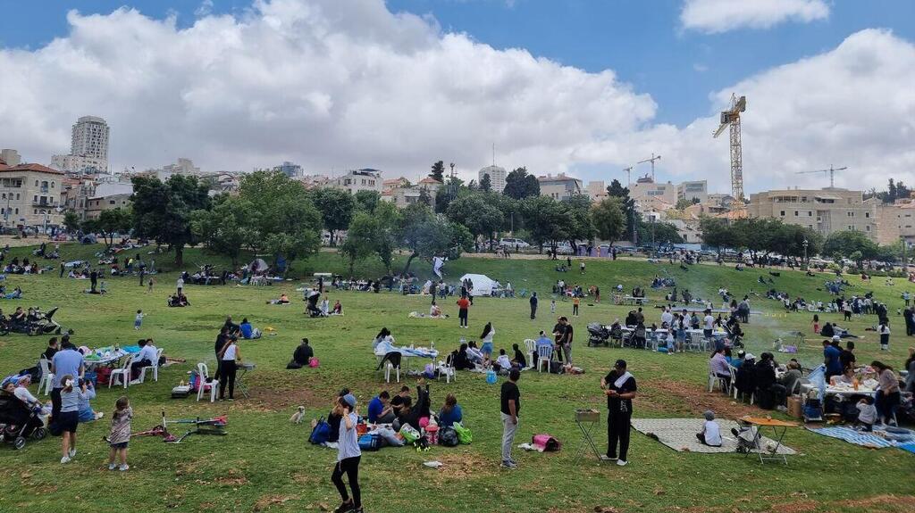 מטיילים בגן סאקר בירושלים גן סאקר בירושלים