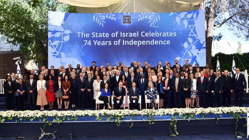 הנשיא יצחק הרצוג: "חזון זה של מזרח תיכון חדש מתממש מול עינינו" (צילום: חיים צח, לע"מ) יצחק ומיכל הרצוג, יאיר וליהיא לפיד והסגל הדיפלומטי והקונסולרי בישראל