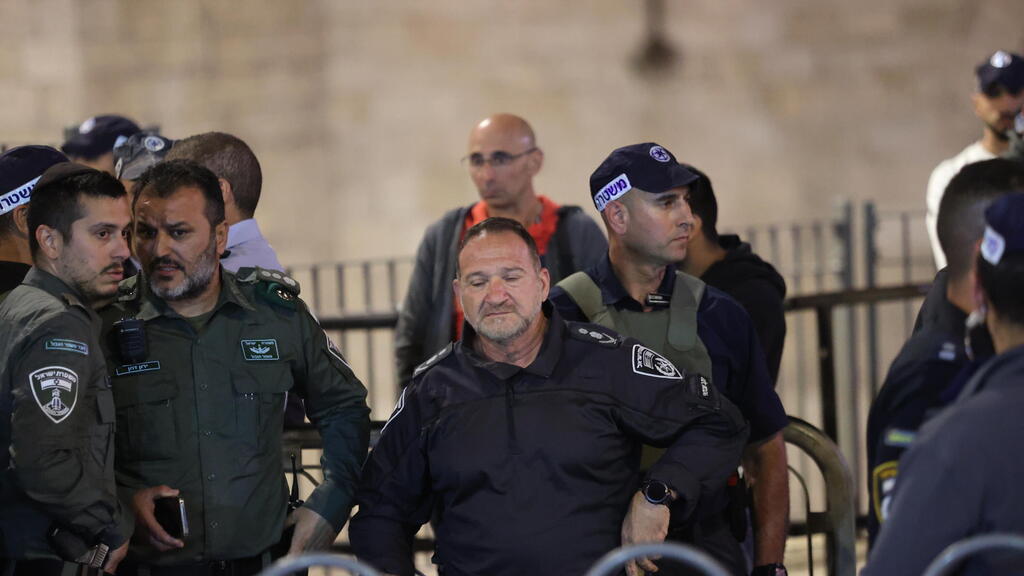 יעקב שבתאי עם הלוחמים בזירה בשער שכם