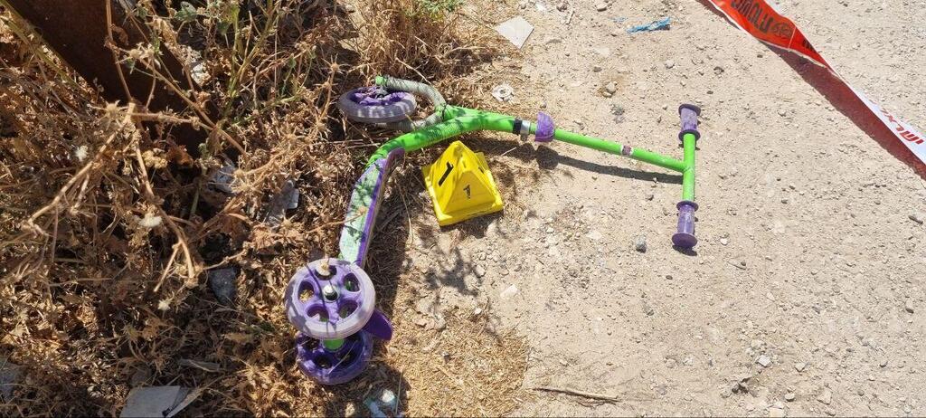 הקורקינט שנמצא בזירה (צילום: אבי חי) זירת תאונת הדרכים בלוד