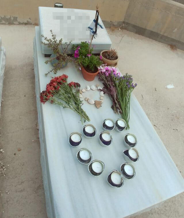 ללא נציגים רשמיים מצה"ל. קברו של הקצין ביום הזיכרון טקס האזכרה שערכה משפחתו של הקצין ת' ביום הזיכרון