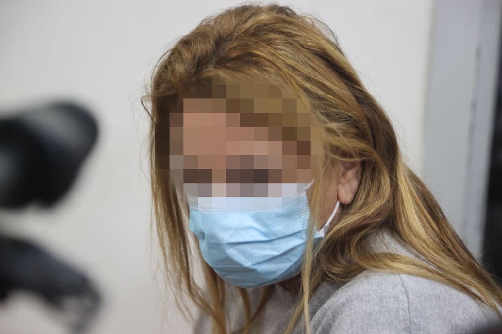 המשטרה מייחסת עבירת איומים בטרור. החשודה בבית המשפט (צילום: מוטי קמחי) הארכת מעצר לחשודה בשליחת מכתבי האיומים לראש הממשלה בנט ומשפחתו