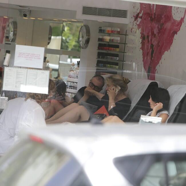 כמו לנשק יד של רב (צילום: מוטי לבטון) כמו לנשק יד של רב