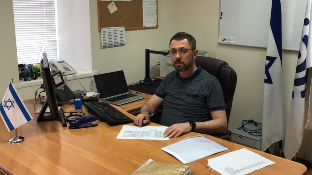 אם תעשה טעות ולא תיתן למישהו אשרת כניסה אתה עלול לסכן אותו". דובב (צילום אדוארד דוקס) פליטים יהודים והקונסול הישראלי במולדובה