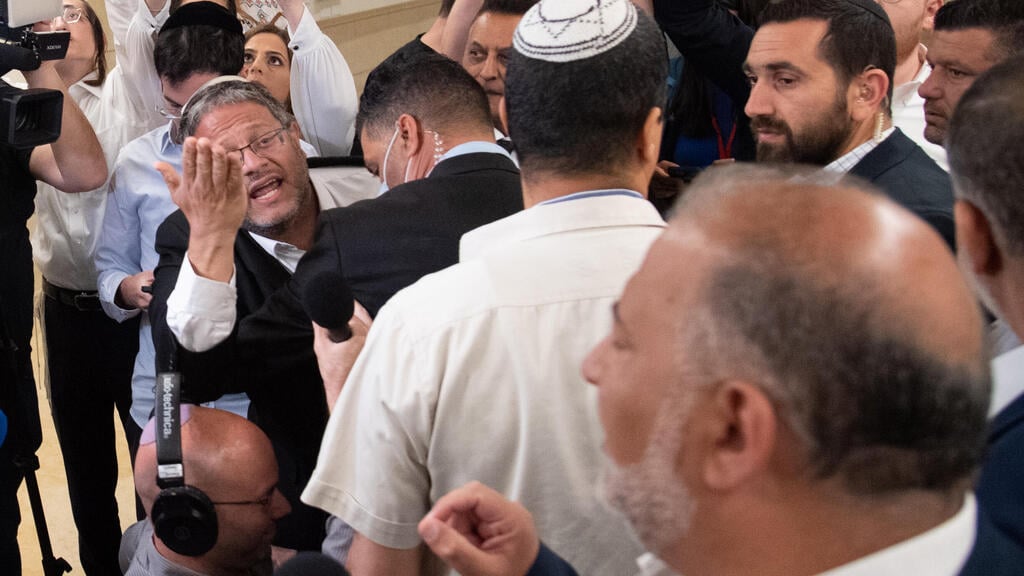 המאבטחים הודפים את בן גביר בזמן ההצהרה של עבאס (צילום: יואב דודקביץ') בשיא הצהרתו של מנסור עבאס - עימות בינו לבין איתמר בן גביר