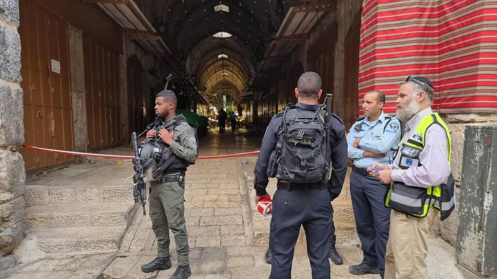 שוטרים בזירת האירוע (צילום: דוברות המשטרה) זירת ניסיוון הפיגוע