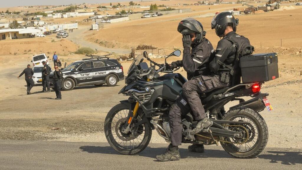 Police in southern Israel attend a scene of a criminal scuffle (Photo: Haim Horenshtein ) כוחות משטרה בזירת הקטטה בתל ערד