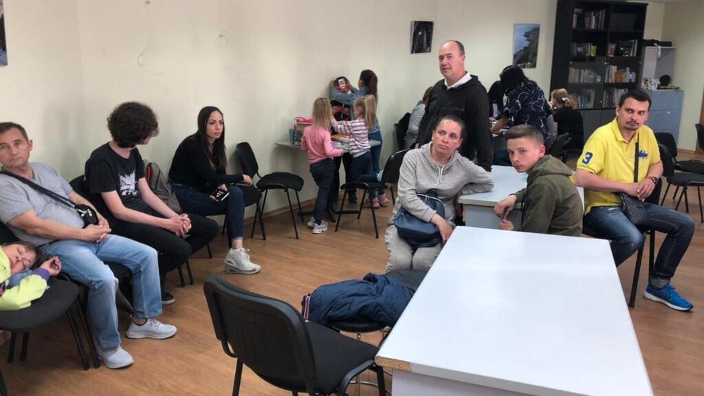 פליטים מאוקראינה ממתינים לאנשי נציב שיחליטו על גורלם (צילום אדוארד דוקס) פליטים יהודים והקונסול הישראלי במולדובה