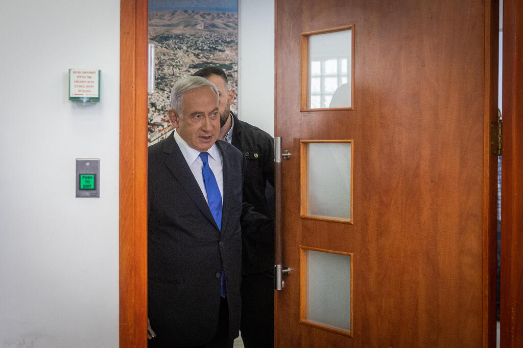 נתניהו במהלך אחד הדיונים במשפטו. הייתה או לא הייתה פגישת הנחיה? ומתי? (צילום: יונתן זינדל) שלב ההוכחות במשפט נתניהו - המשך עדות שלמה פילבר