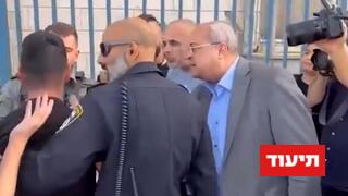 תיעוד: אחמד טיבי מאפשר לחשוד בהפרות סדר בבית חנינא להימלט ומפריע לפעילות המשטרה