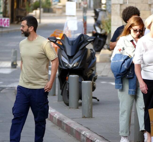 מזל שלא כל אחד הולך בצד אחר של הרחוב (צילום: אמיר מאירי) מזל שלא כל אחד הולך בצד אחר של הרחוב