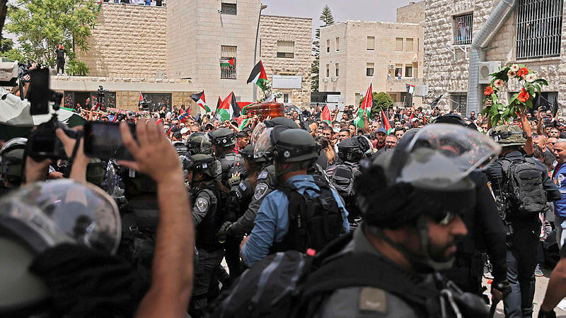 Jerusalem police clash with mourners during Shireen Abu Akleh's funeral (Photo: AFP) מחאה מחוץ לבית החולים בירושלים בו שמורה גופתה של שירין אבו עאקלה