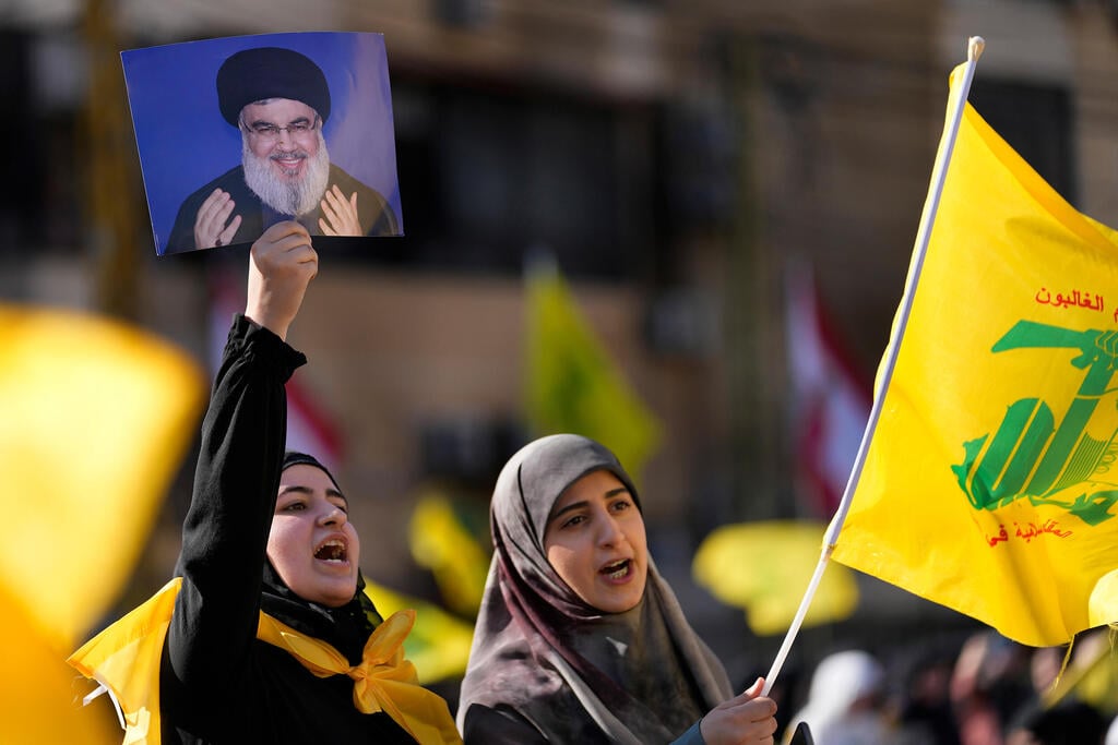 Hezbollah supporters (Photo: AP) לבנון בחירות פרלמנט עצרת חיזבאללה