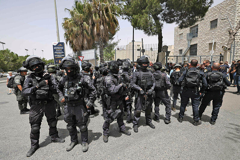 כוחות משטרה שעות לפני לווית העיתונאית 