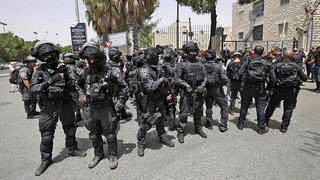 כוחות משטרה שעות לפני לווית העיתונאית 