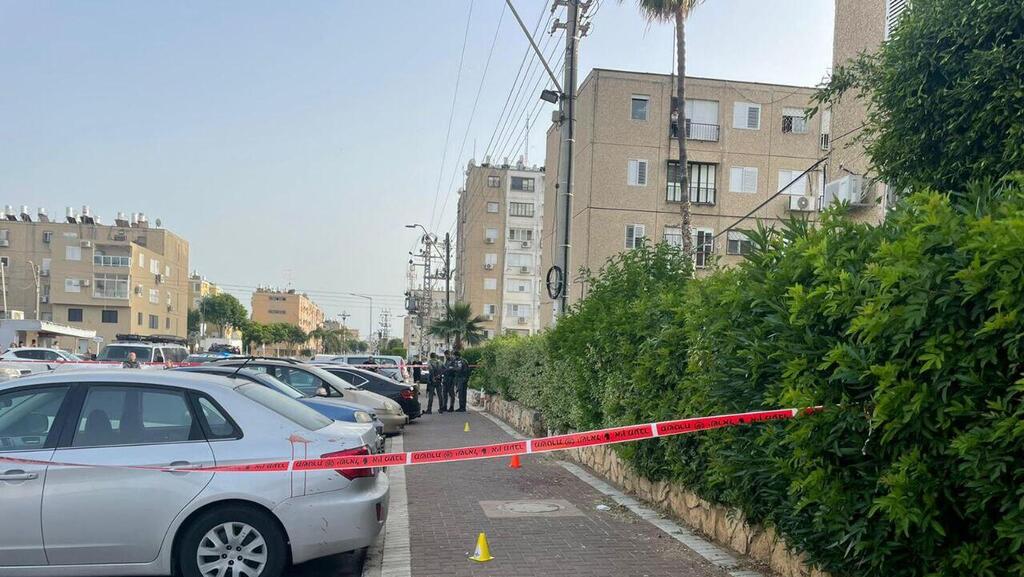 זירת הרצח (צילום דוברות מחוז חוף) גבר כבן 25 במצב אנוש מחוסר הכרה עם פציעה חודרת עכו אלימות פצוע