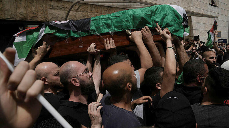 Shireen Abu Akleh's coffin during her funeral procession in Jerusalem (Photo: AP) מחאה מחוץ לבית החולים בירושלים בו שמורה גופתה של שירין אבו עאקלה