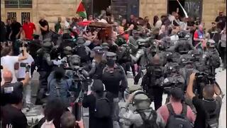 מחאה מחוץ לבית החולים בירושלים בו שמורה גופתה של שירין אבו עאקלה