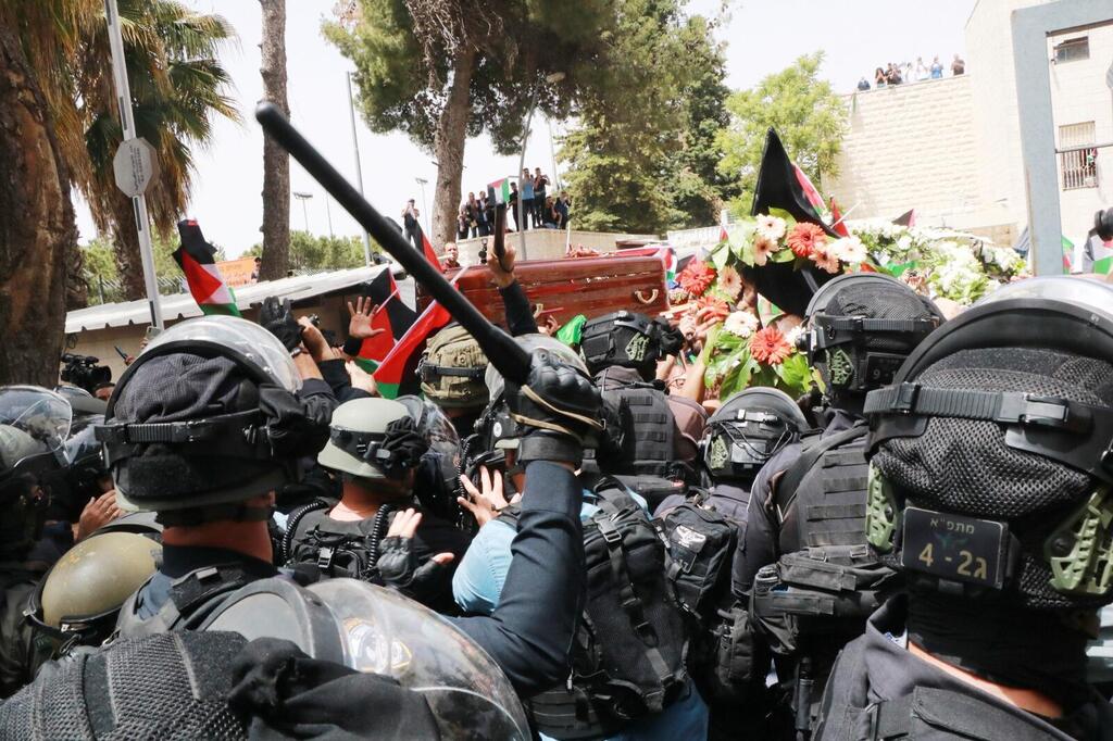 Clashes during the funeral of slain Al Jazeera reporter Shireen Abu Akleh in Jerusalem כוחות משטרה בזמן הלוויתה של שירין אבו עאקלה