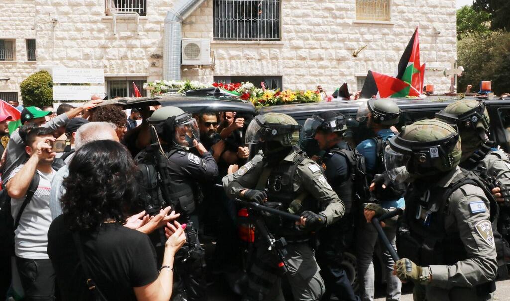 Clashes during the funeral of slain Al Jazeera reporter Shireen Abu Akleh in Jerusalem כוחות משטרה בזמן הלוויתה של שירין אבו עאקלה