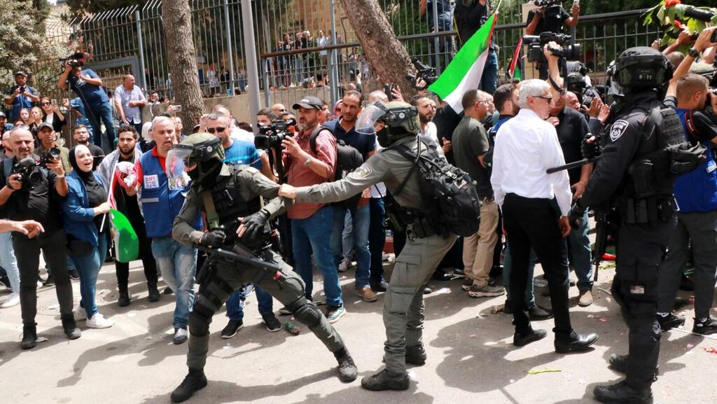 Clashes during the funeral of slain Al Jazeera reporter Shireen Abu Akleh in Jerusalem כוחות משטרה בזמן הלוויתה של שירין אבו עאקלה