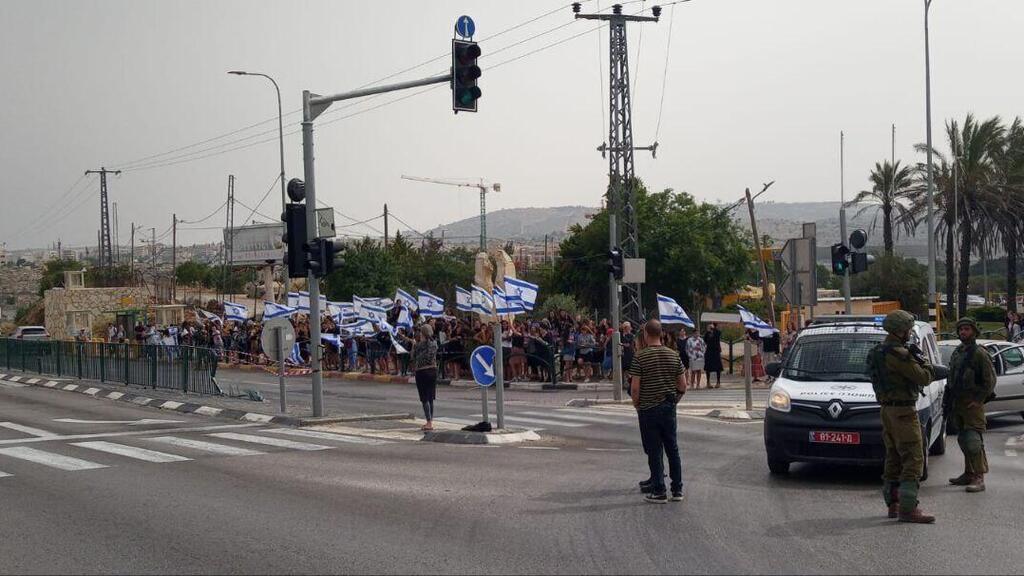 משפחתו של נעם רז בדרכה לבית העלמין בהר הרצל