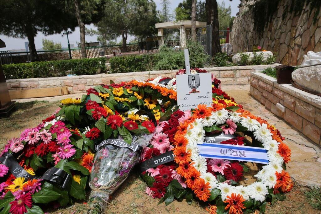 "נתת את כולך לעם ישראל". קברו של לוחם הימ"מ נעם רז (צילום: אלכס קולומויסקי) קברו של נעם רז