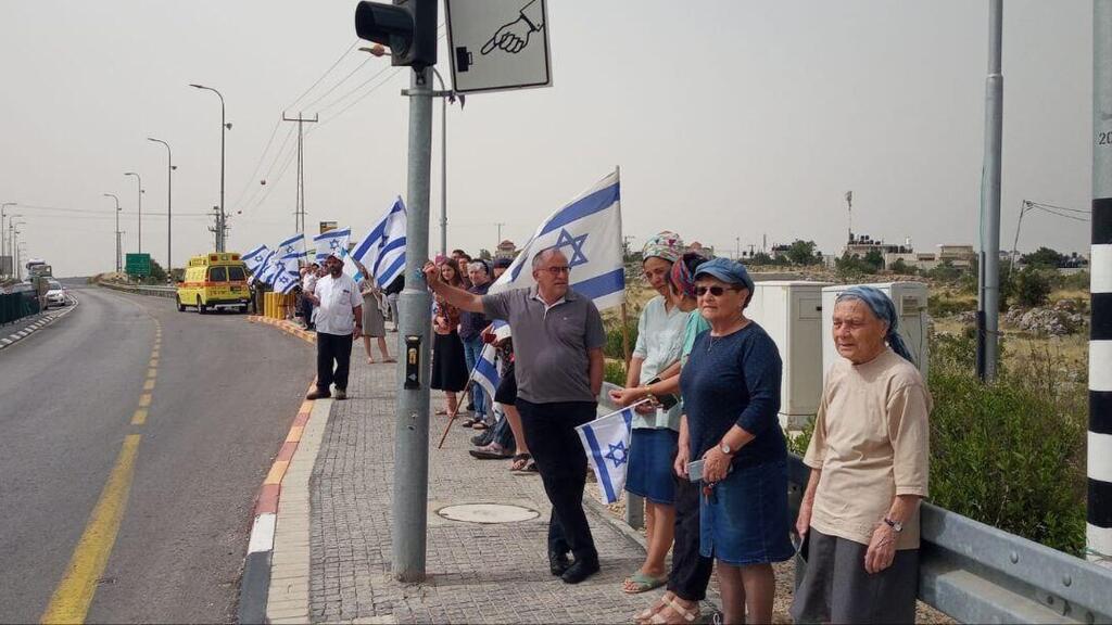 משפחתו של נעם רז בדרכה לבית העלמין בהר הרצל