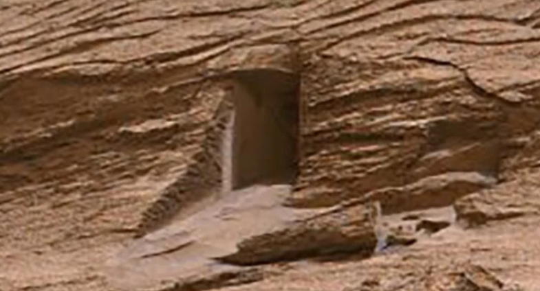 "הדלת" במאדים (צילום: NASA/JPL-Caltech/MSSS/NeV-T) "הדלת" במאדים