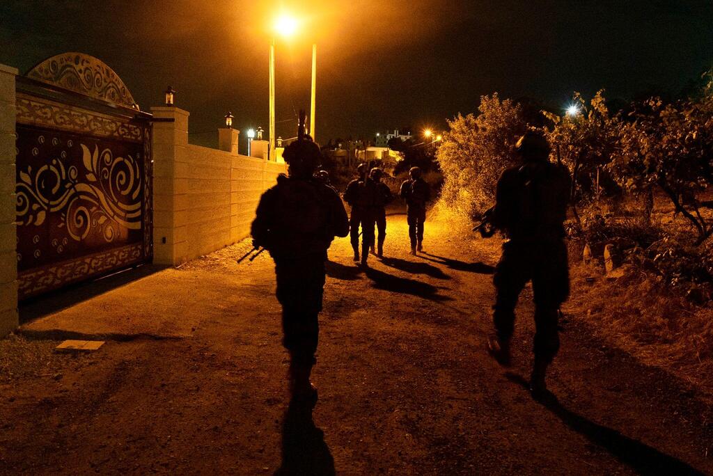 18 חשודים בטרור נעצרו. כוחות צה"ל, הלילה (צילום: דובר צה"ל) תיעוד ממעצרים של 18 מבוקשים החשודים במעורבות בפעילות טרור ביו''ש