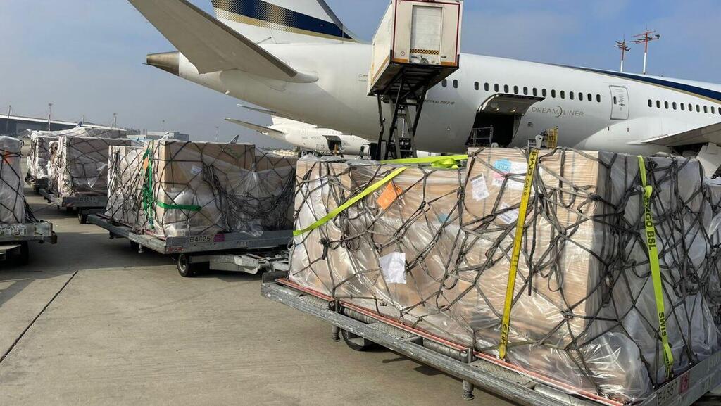 Shipment of helmets vests and other protective gear loaded on flight to Ukraine (Photo: Defense Ministry) מטוס הסיוע לאוקראינה