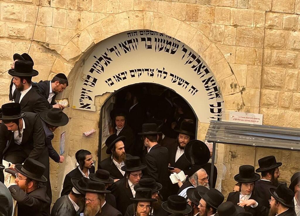 הכניסה לקבר רבי שמעון בר יוחאי במירון, ארכיון. "לאנשים קשה לקבל חלל ריק, והם ממלאים אותו בסיפורים גדולים" (צילום: איתן גליקמן) הכניסה לציון קבר רשב"י