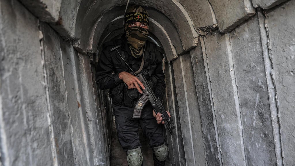 Islamic Jihad militant in a tunnel (Photo: EPA) פעיל ג'יהאד איסלאמי הג'יהאד האיסלאמי במ מנהרה של ארגון הטרור ב בית חאנון רצועת עזה 18 במאי