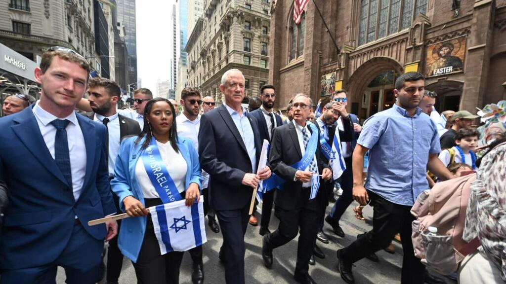 Israeli ministers join Salute to Israel parade in New York in 2022 (Photo: Defense Ministry) בני גנץ בצעדה למען ישראל בניו יורק