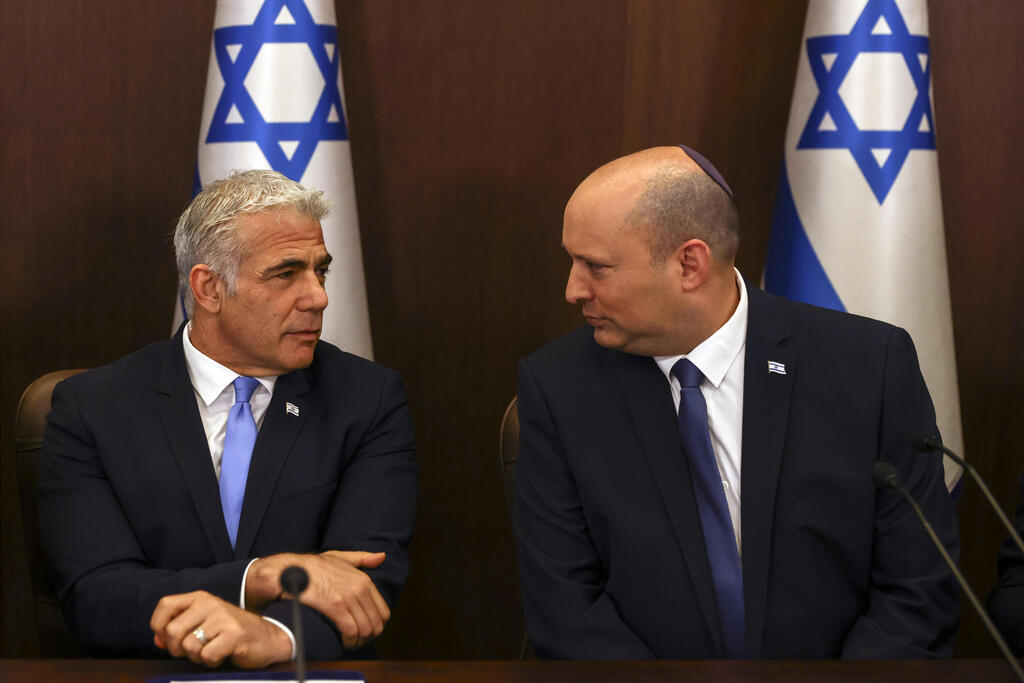 לפיד ובנט בישיבת הממשלה, הבוקר (צילום EPA) ישיבת ממשלה
