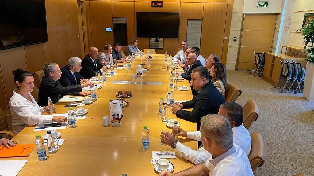 זועבי וראשי הרשויות בפגישה עם לפיד זועבי עם ראשי המועצות במהלך פגישתם עם לפיד