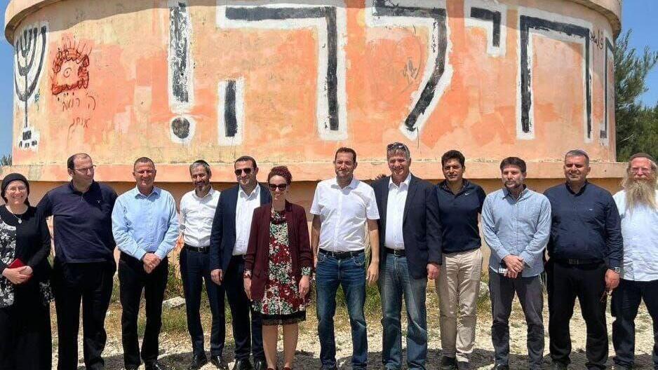 יביאו לוועדת השרים את הצעת החוק לביטול חוק ההתנתקות. הח"כים שהגיעו לביקור בחומש (צילום: מועצת שומרון ) חברי הכנסת שהגיעו לביקור בחומש