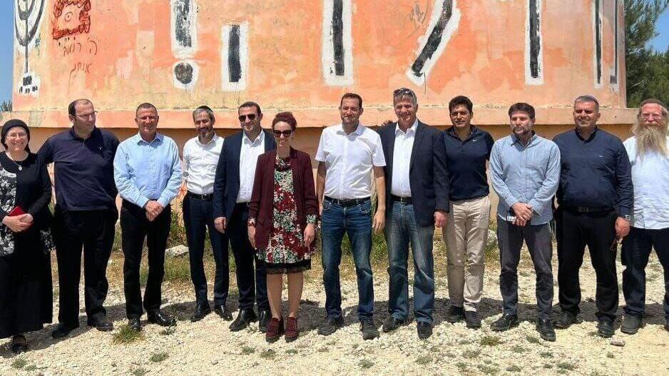 חברי אופוזיציה בחומש (צילום: מועצת שומרון) חברי הכנסת שהגיעו לביקור בחומש
