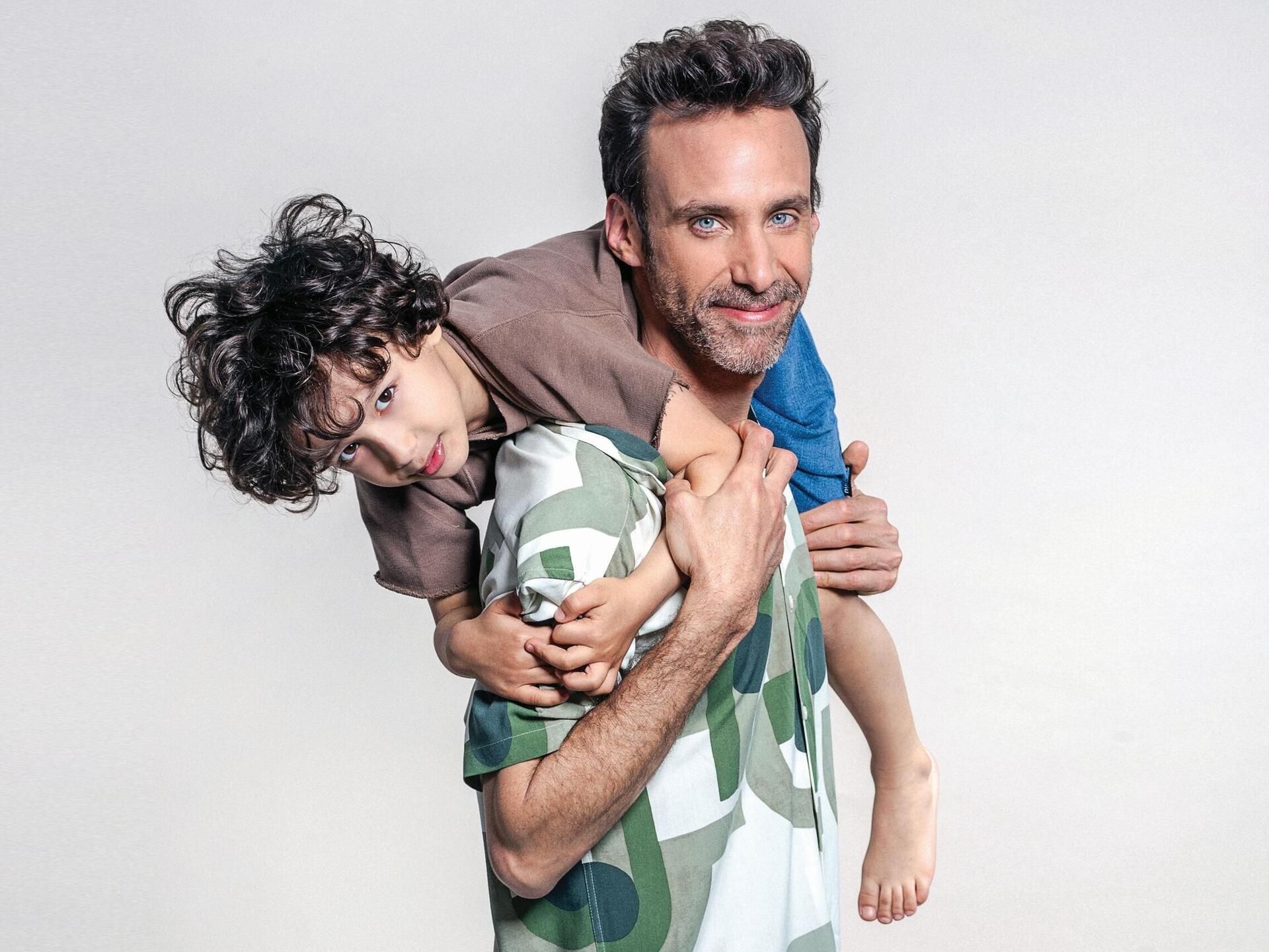 ירון ברובינסקי והבן לאון. אהבה ממבט ראשון (צילום: רונן פדידה, סגנון: דידו אלקיים) ירון ברובינסקי והבן לאון