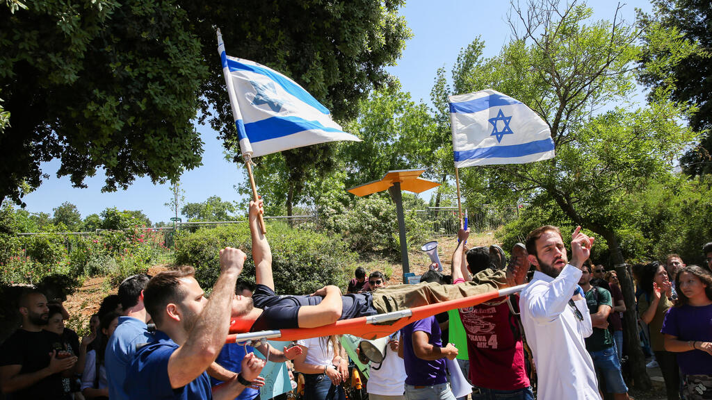 סטודנטים ששירתו כלוחמים מוחים מול הכנסת, אתמול (צילום: אלכס קולומויסקי ) הפגנה לפני הצבעה בנושא חוק ממדים ללימודים מול משכן הכנסת