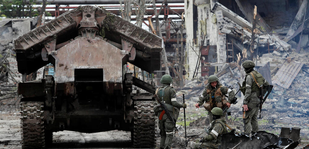 חיילים רוסים ב מפעל המתכות אזובסטל ב מריופול אחרי כניעת הלוחמים האוקראינים מלחמה רוסיה אוקראינה