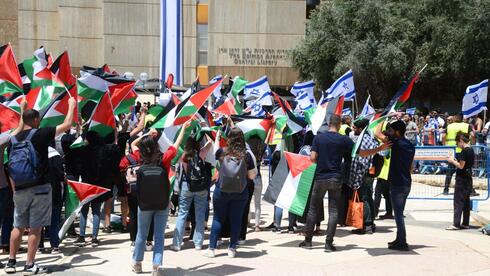 Hundreds of Bedouin students wave Palestinian flags at south Israel ...