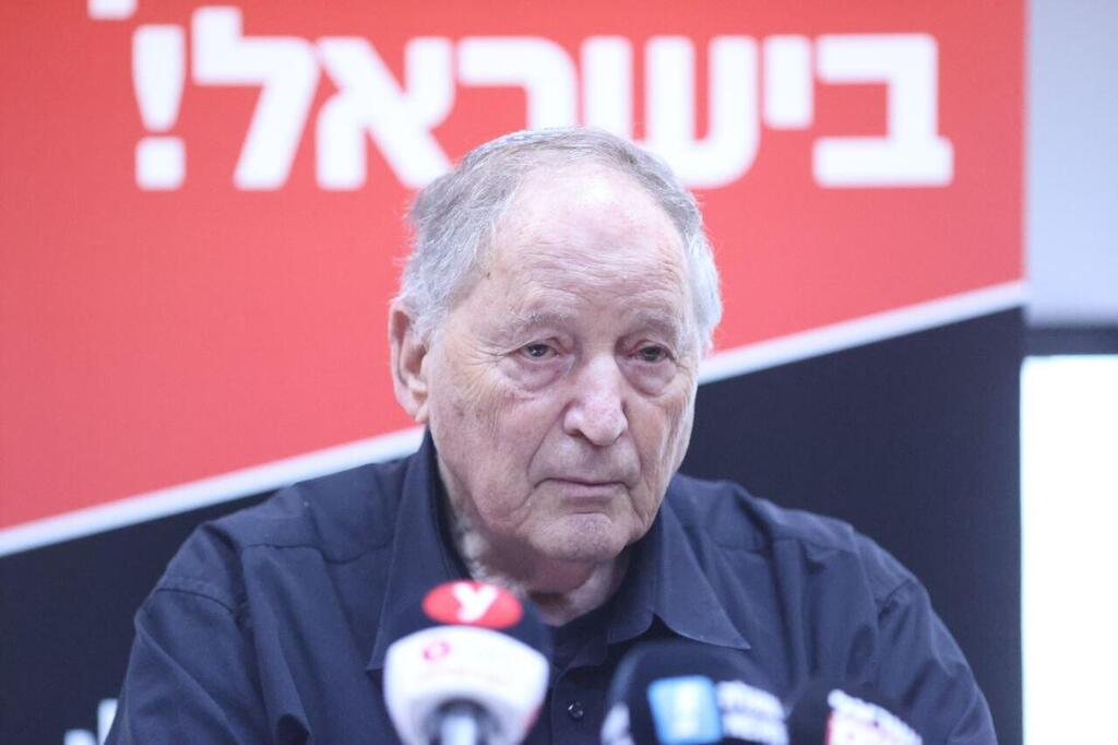 רן ארז, יו"ר ארגון המורים העל-יסודיים (צילום: מוטי קמחי ) מסיבת עיתונאים של ארגון המורים נגד רפורמת הבגרויות של שאשא ביטון