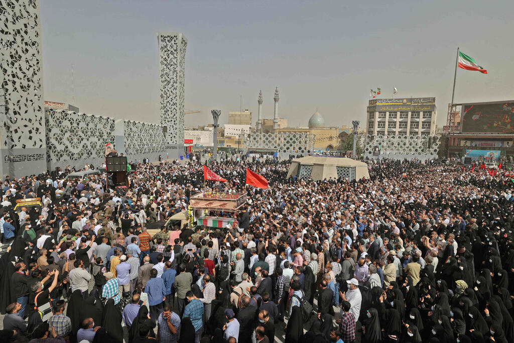 Thousands of mourners poured into the streets of Tehran on Tuesday to demand revenge and pay their respects to Khodaei (Photo: AFP) הלוויה באירן של בכיר במשמרות המפכה שחוסל