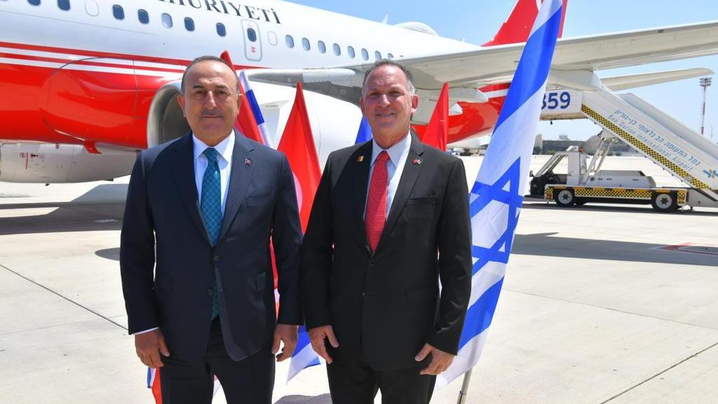 צ'בושולו בישראל, היום (צילום: שלומי אמסלם לע"מ) מבלוט צ'בושולו שר החוץ של טורקיה ב נתב"ג