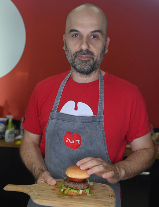 "גיליתי שבאמצעות תהליך של חיכוך הרכיבים בחום גבוה העיסה נדבקת, ואת הצבע דמוי-הבשר אני יכול להשיג משילוב של תבלינים שונים". ברק מלמד עם ההמבורגר הצמחוני שפיתח (צילום: יאיר שגיא) המבורגר מבשר מבוית ברק מלמד