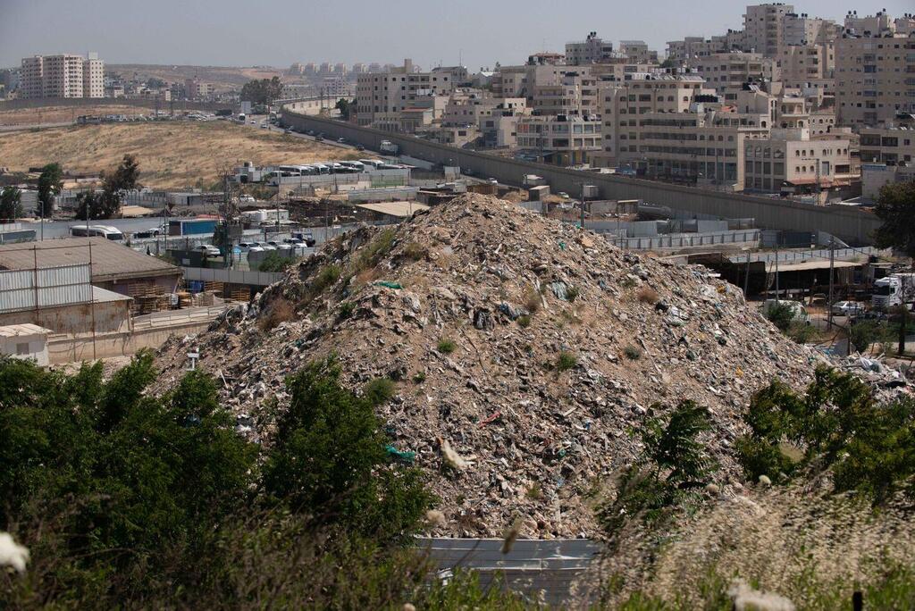 אתר פסולת באזור התעשייה עטרות (צילום: דוד וינוקור, שומרים) אתר פסולת באזור התעשייה עטרות